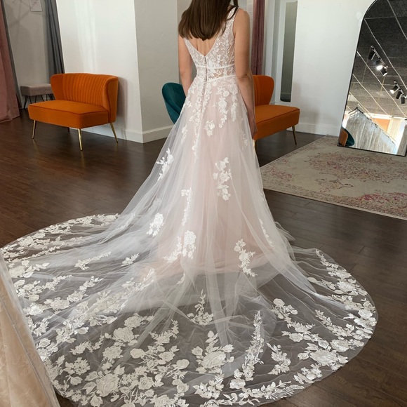 Lux & Love vintage-style bell-sleeve wedding dress - Picture 4 of 15